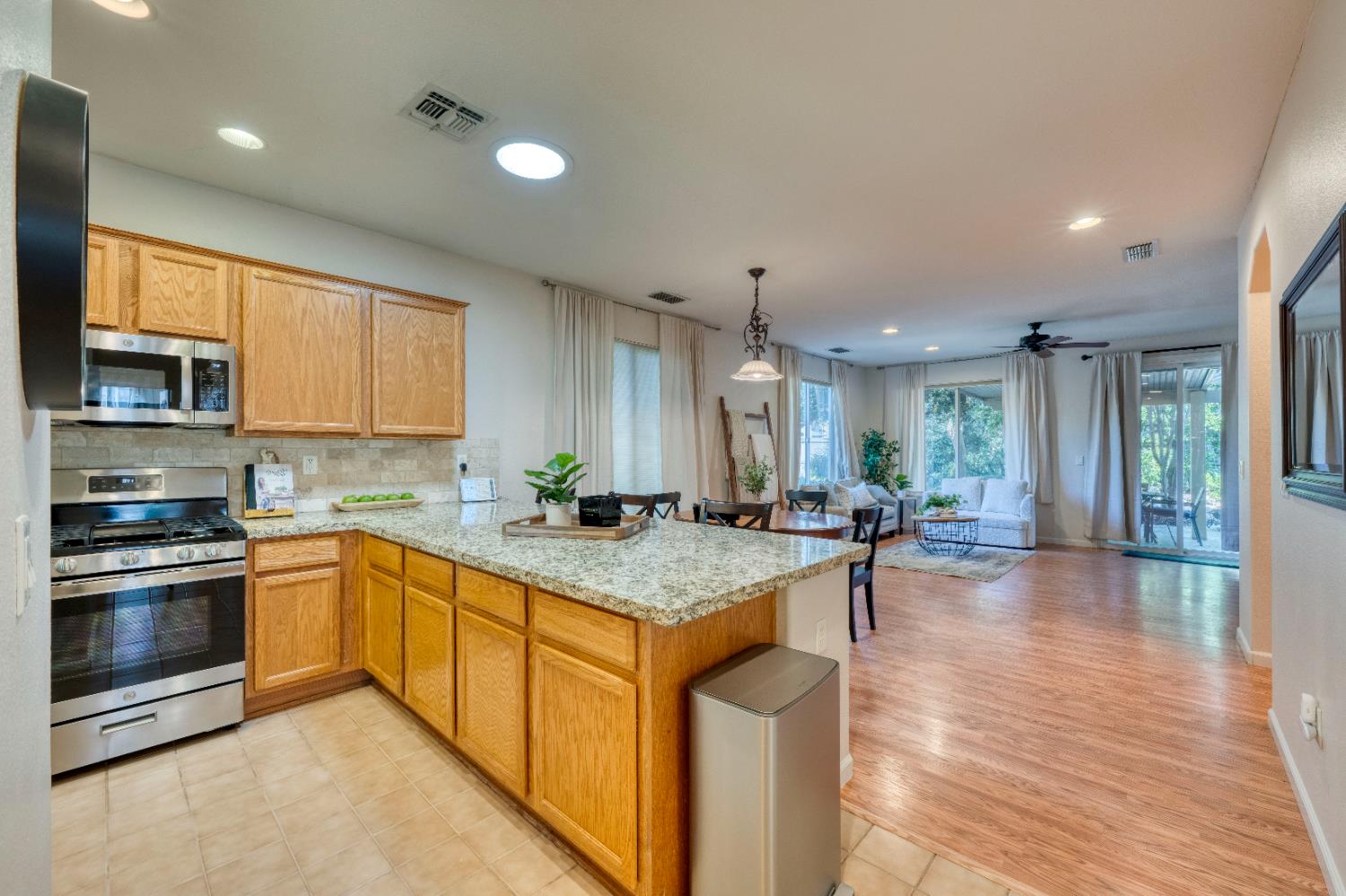 Detail Gallery Image 2 of 26 For 311 Pelican Bay Cir, Sacramento,  CA 95835 - 2 Beds | 2 Baths