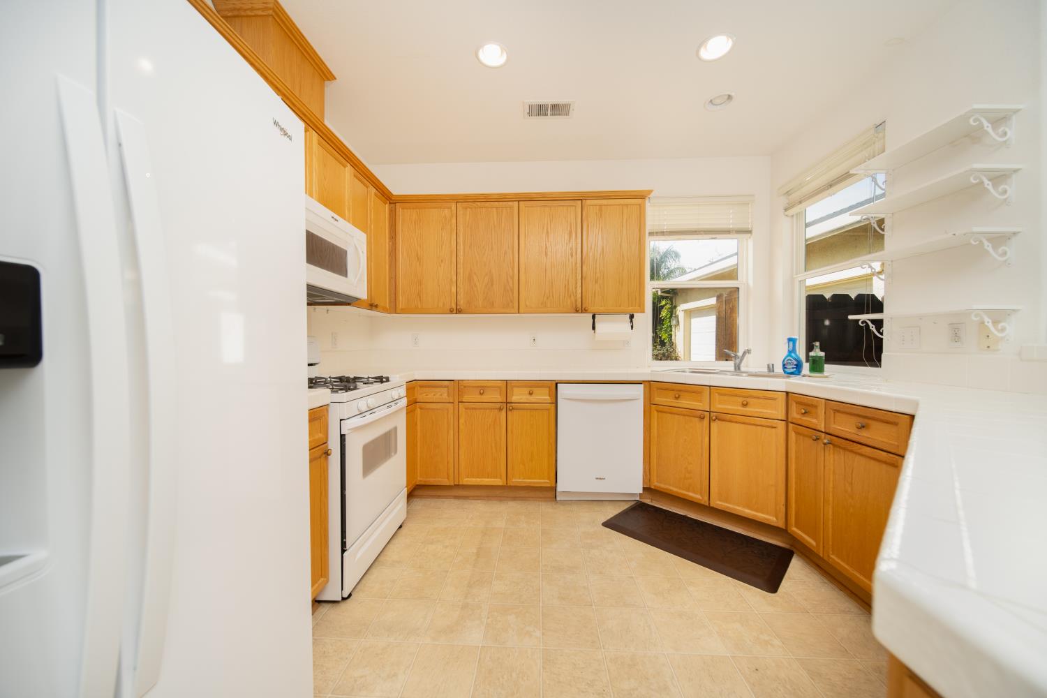 Detail Gallery Image 6 of 18 For 301 Nutcrest Ct, Oakdale,  CA 95361 - 3 Beds | 2 Baths