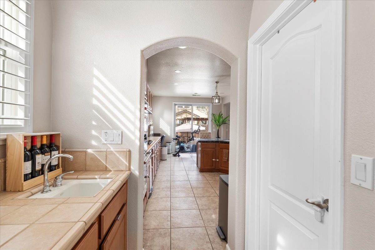 Detail Gallery Image 14 of 37 For 9733 Everbloom Way, Sacramento,  CA 95829 - 5 Beds | 2/1 Baths