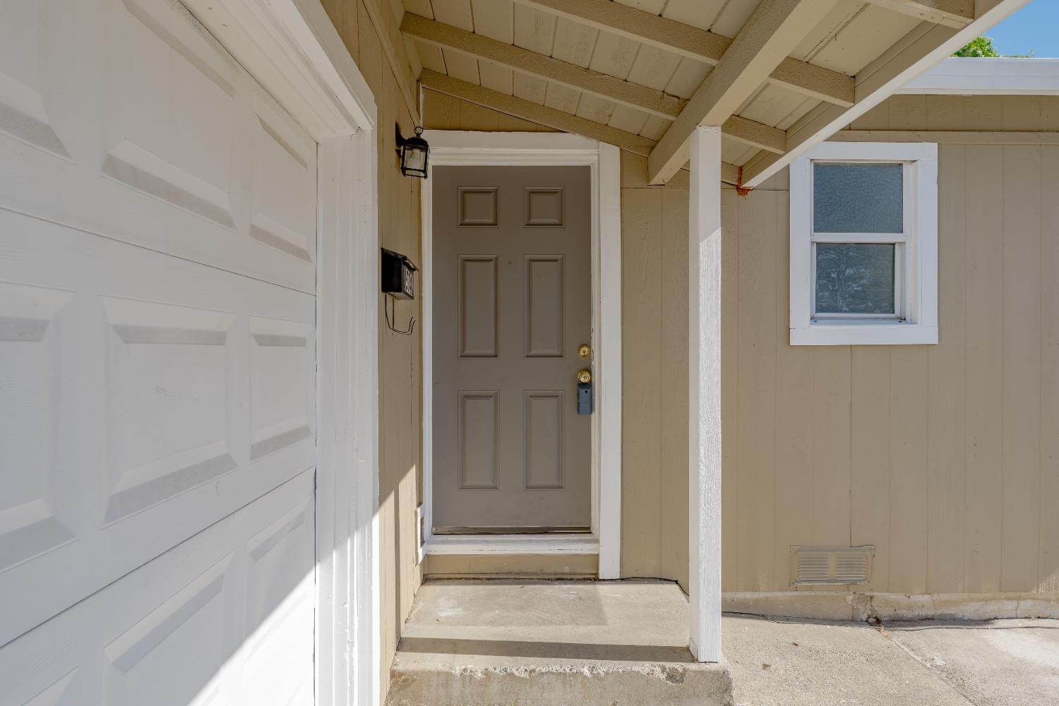 Detail Gallery Image 3 of 23 For 5741 San Vincente Way, North Highlands,  CA 95660 - 3 Beds | 1 Baths