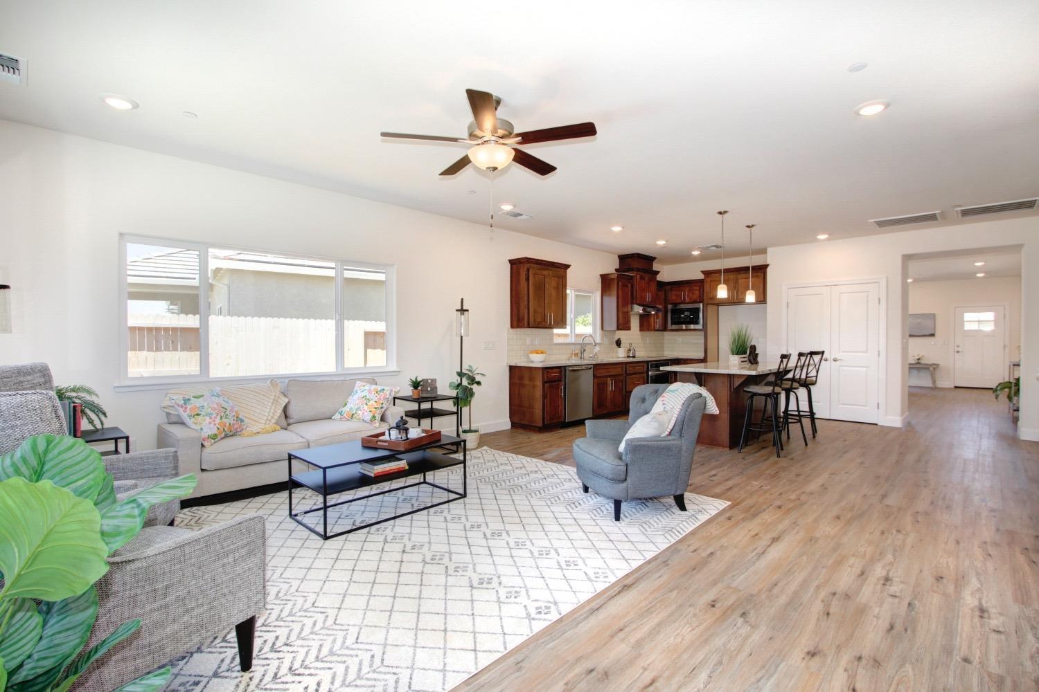 Detail Gallery Image 6 of 13 For 912 Norman Rd, Galt,  CA 95632 - 3 Beds | 3 Baths