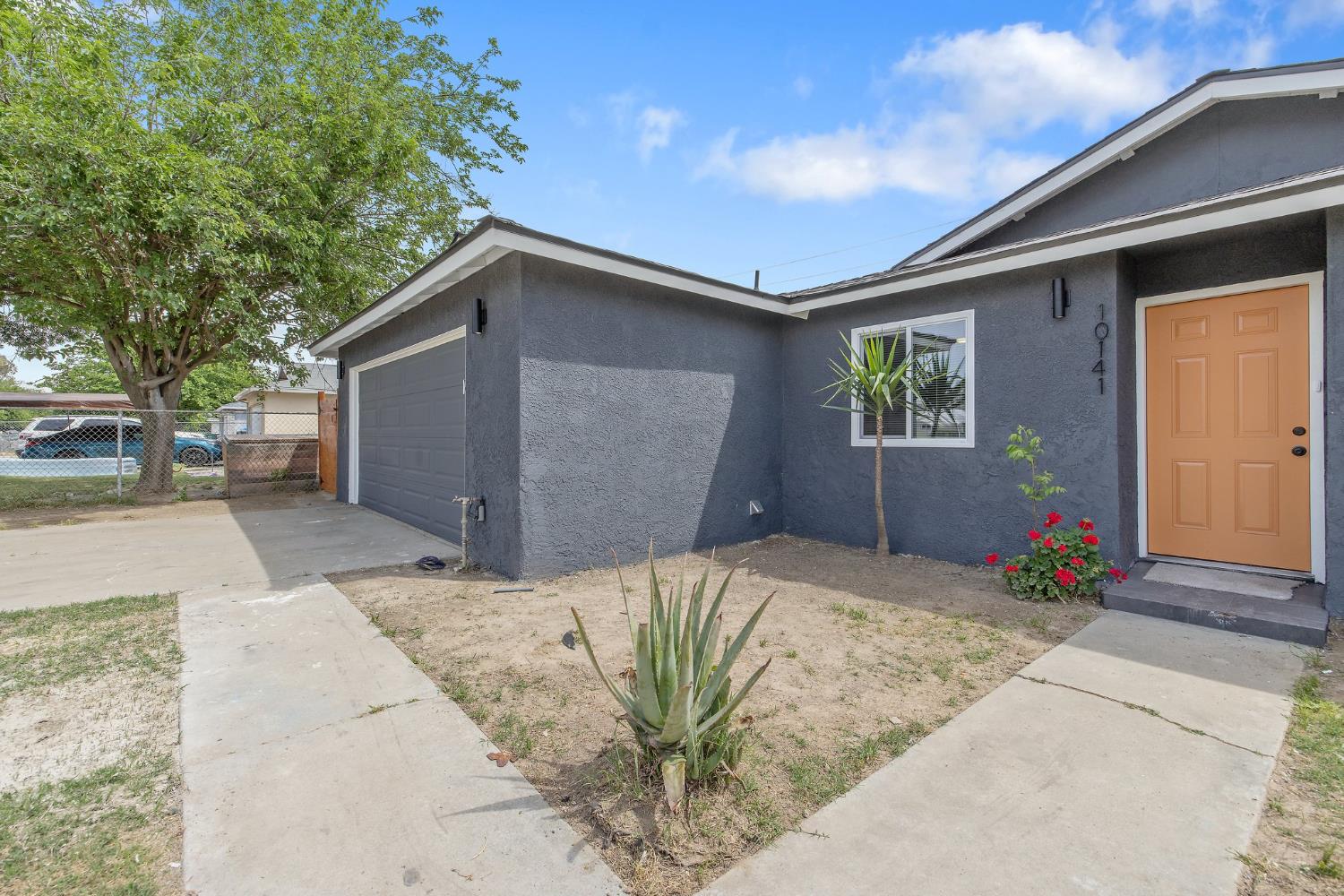 Detail Gallery Image 3 of 32 For 10141 Haven Ln, Hanford,  CA 93230 - 3 Beds | 2 Baths