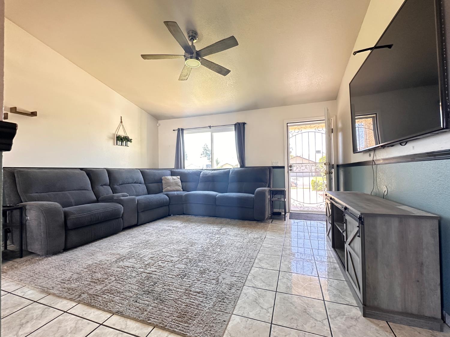 Detail Gallery Image 9 of 31 For 3431 Hawaii Ave, Riverbank,  CA 95367 - 3 Beds | 2 Baths
