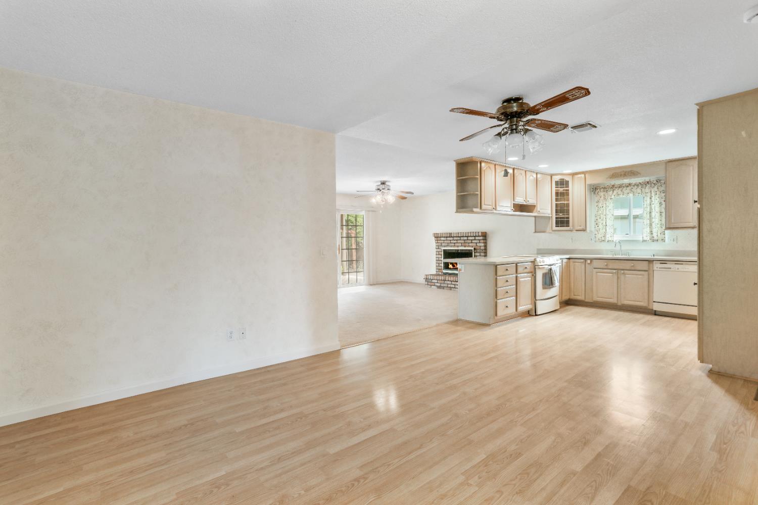 Detail Gallery Image 10 of 38 For 678 Emerald Pl, Manteca,  CA 95336 - 3 Beds | 2 Baths