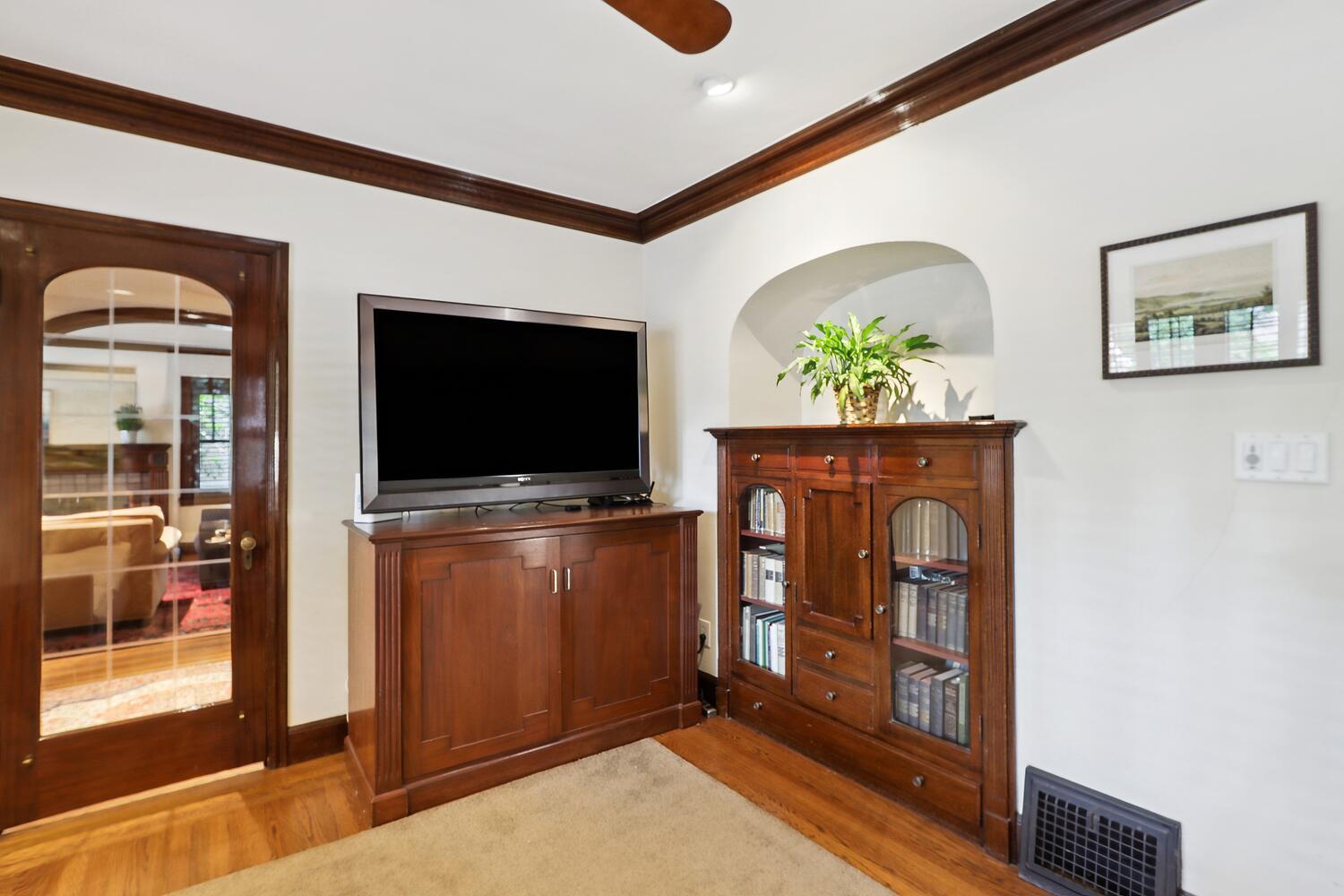 Detail Gallery Image 14 of 62 For 2665 Donner Way, Sacramento,  CA 95818 - 4 Beds | 3 Baths