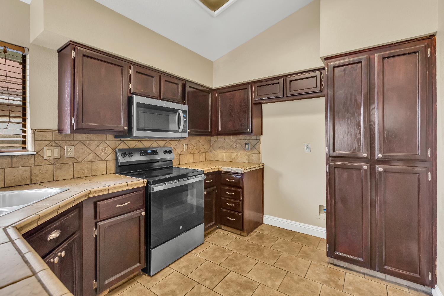 Detail Gallery Image 10 of 38 For 8401 Sunblaze Way, Sacramento,  CA 95823 - 3 Beds | 2 Baths
