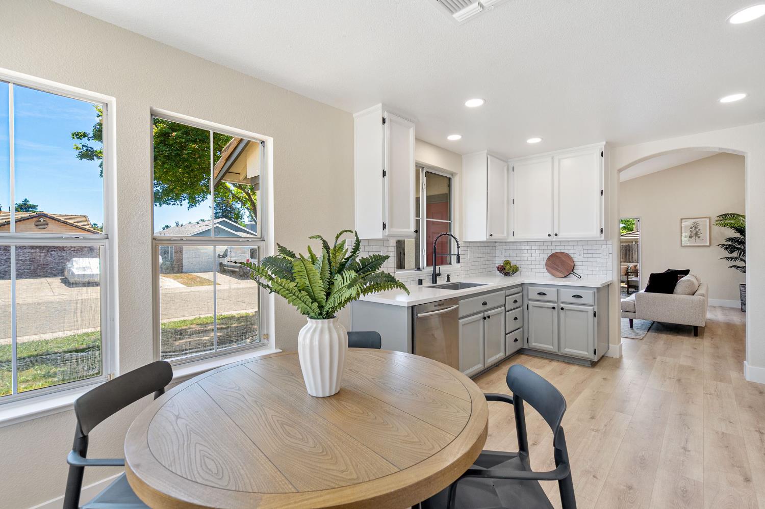 Detail Gallery Image 9 of 23 For 6042 Bach Ct, Citrus Heights,  CA 95621 - 3 Beds | 2 Baths