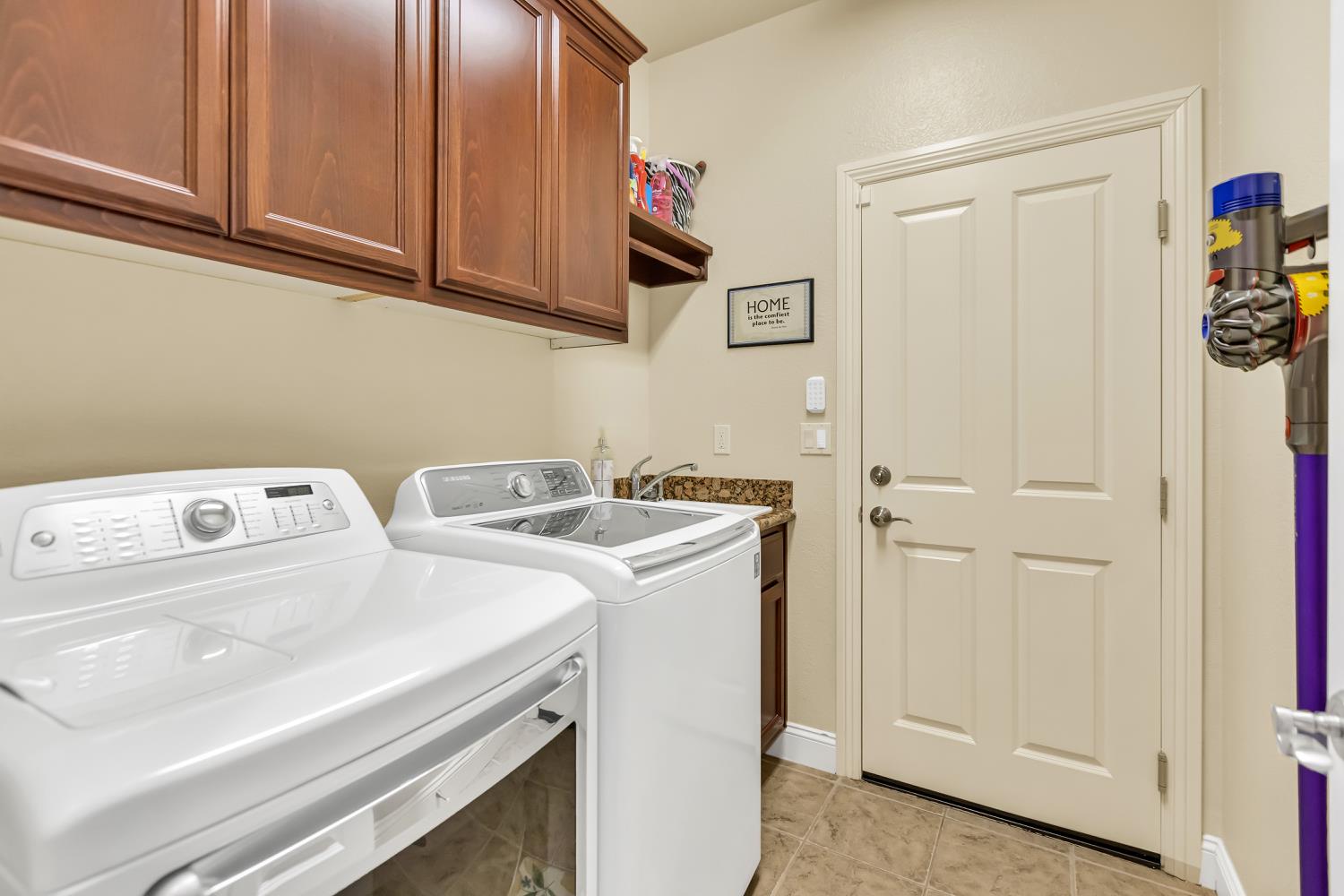 Detail Gallery Image 27 of 76 For 8530 Mandorla Cir, Orangevale,  CA 95662 - 4 Beds | 3/1 Baths