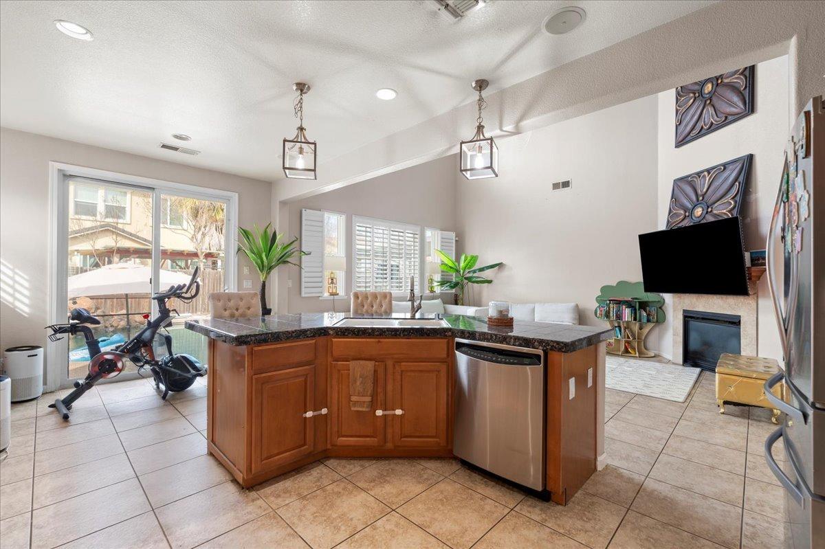 Detail Gallery Image 8 of 37 For 9733 Everbloom Way, Sacramento,  CA 95829 - 5 Beds | 2/1 Baths