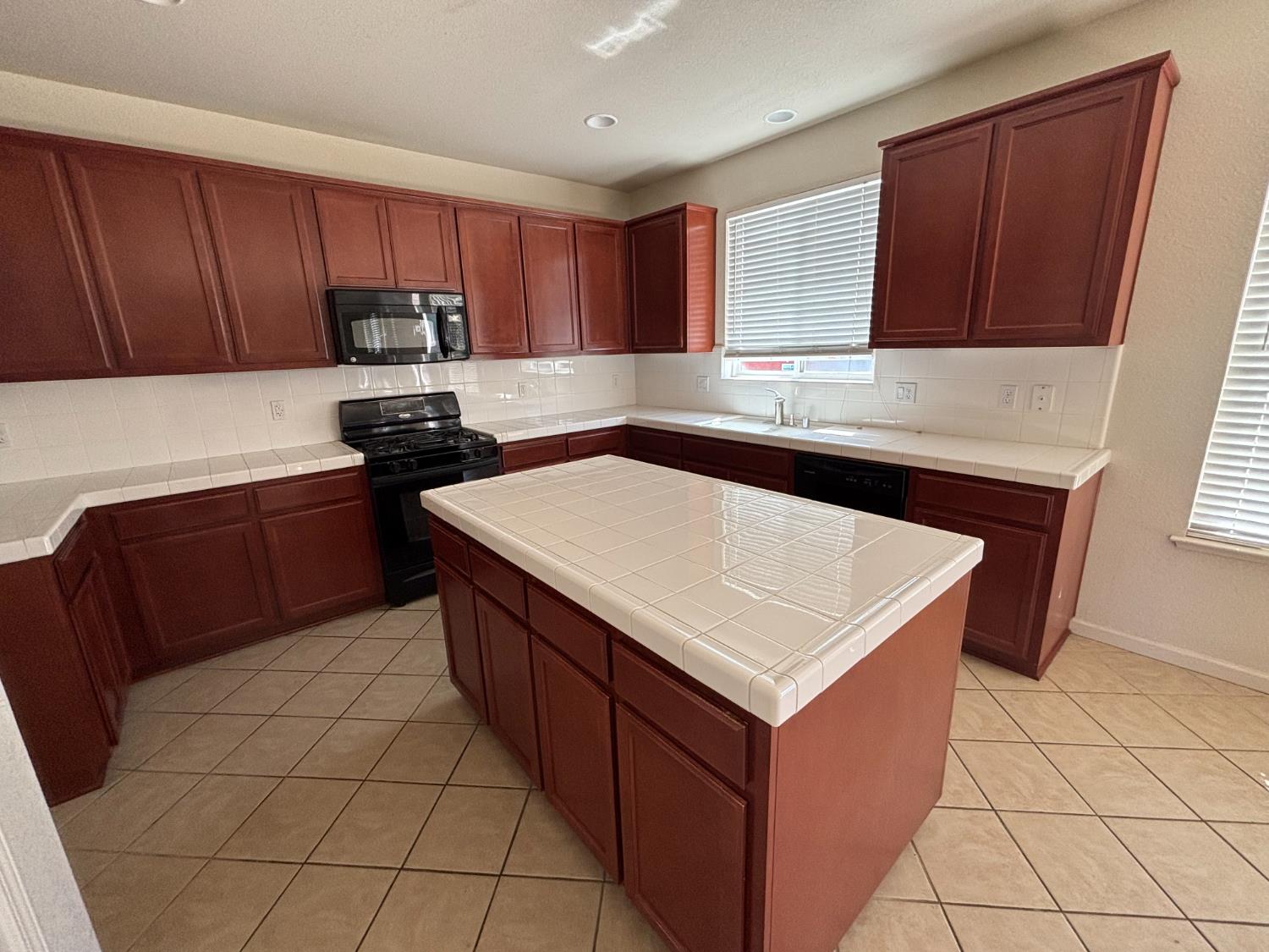 Detail Gallery Image 3 of 18 For 10441 Big Sky Way, Stockton,  CA 95209 - 4 Beds | 3 Baths