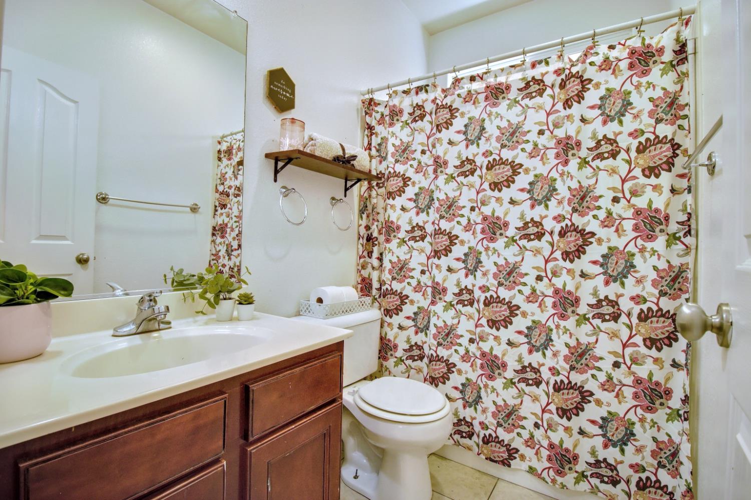 Detail Gallery Image 9 of 23 For 10849 Iris Bloom Dr, Stockton,  CA 95209 - 5 Beds | 3 Baths