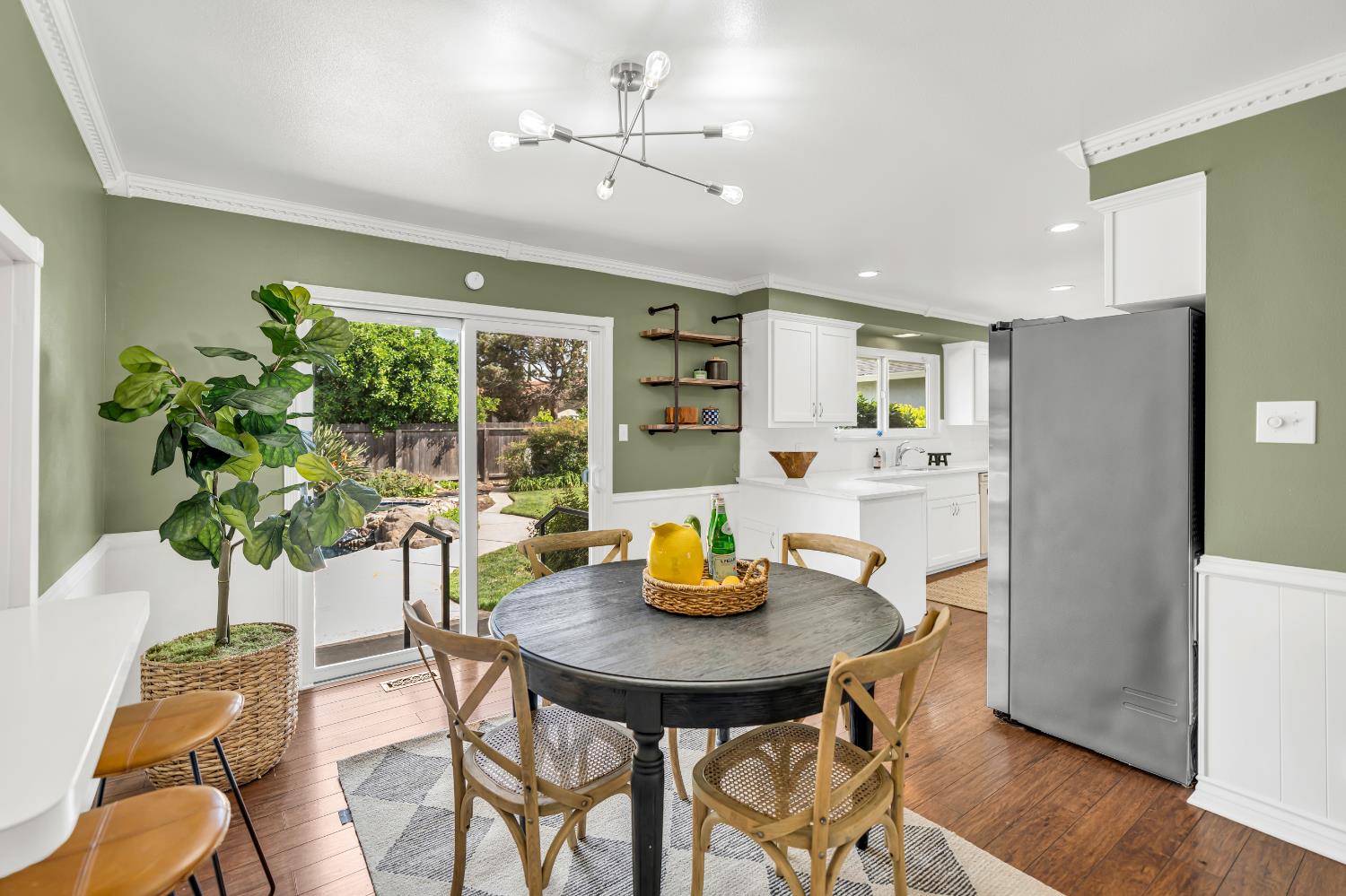 Detail Gallery Image 10 of 48 For 90 Parklite Cir, Sacramento,  CA 95831 - 4 Beds | 2/1 Baths