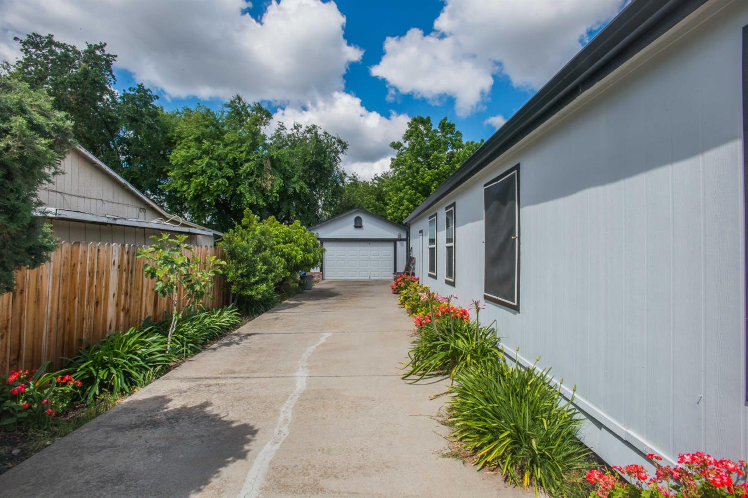 Detail Gallery Image 4 of 59 For 6946 27th St, Sacramento,  CA 95822 - 3 Beds | 2 Baths