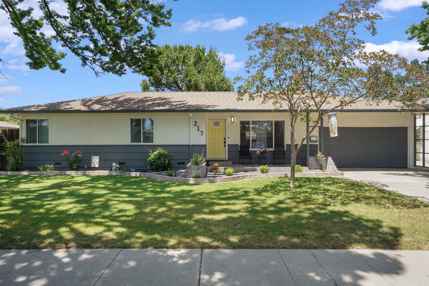 Detail Gallery Image 2 of 34 For 217 E Mayfair Ave, Stockton,  CA 95207 - 3 Beds | 2 Baths