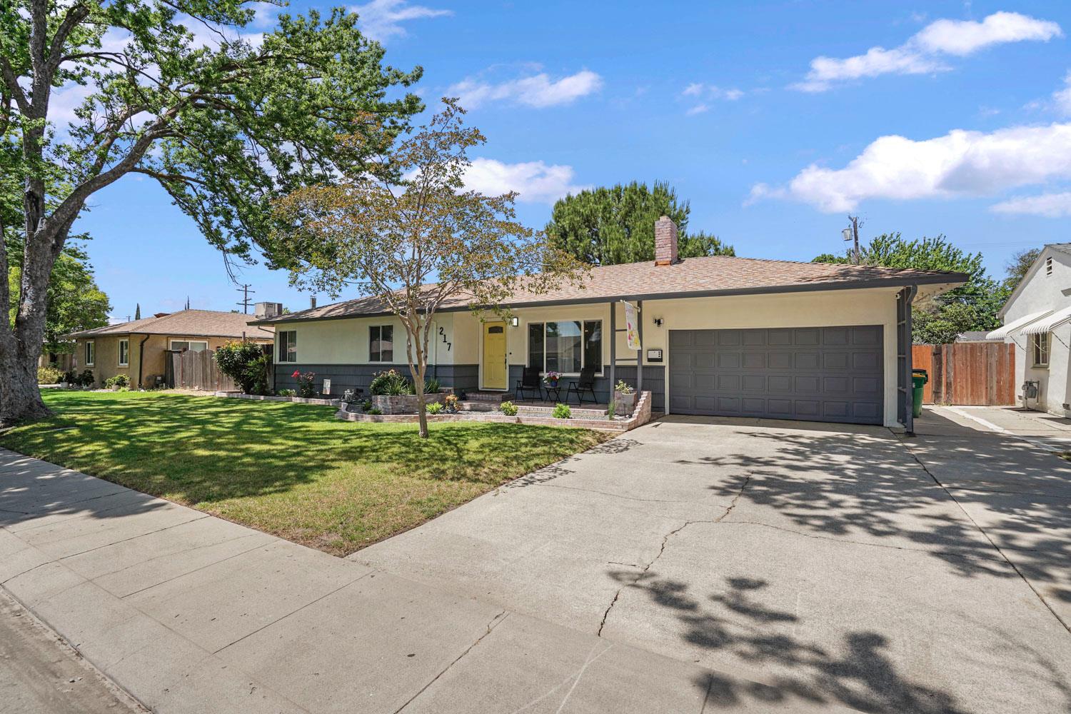 Detail Gallery Image 3 of 34 For 217 E Mayfair Ave, Stockton,  CA 95207 - 3 Beds | 2 Baths