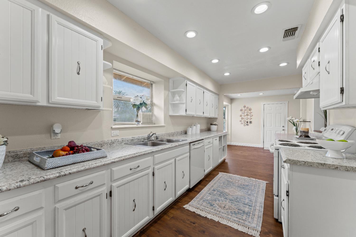Detail Gallery Image 4 of 23 For 1325 Glenwood Rd, Sacramento,  CA 95864 - 3 Beds | 2 Baths