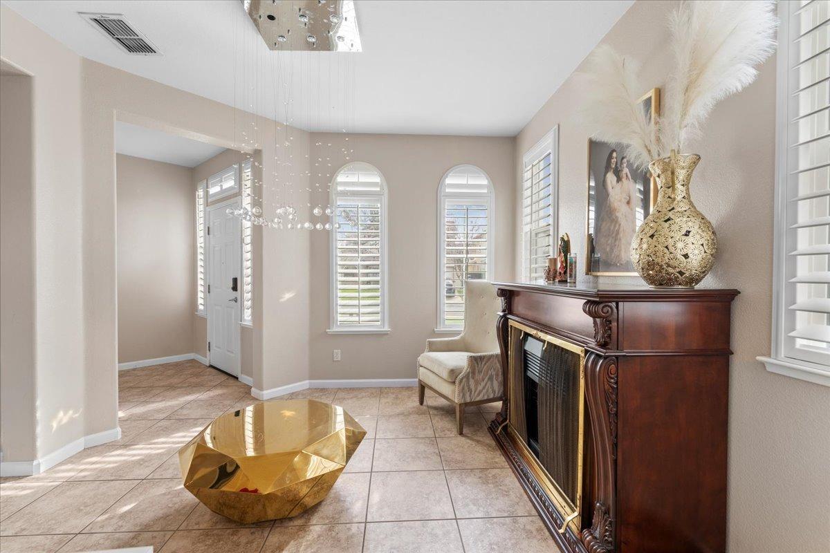 Detail Gallery Image 12 of 37 For 9733 Everbloom Way, Sacramento,  CA 95829 - 5 Beds | 2/1 Baths