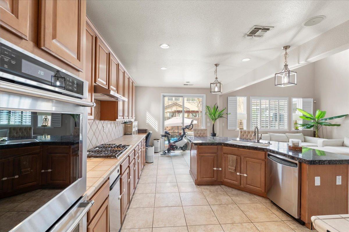 Detail Gallery Image 9 of 37 For 9733 Everbloom Way, Sacramento,  CA 95829 - 5 Beds | 2/1 Baths