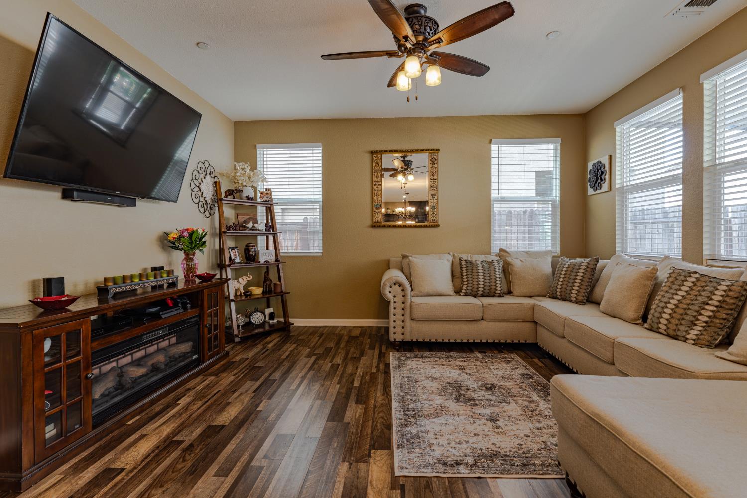 Detail Gallery Image 9 of 52 For 5271 Cloud Crest Way, Sacramento,  CA 95835 - 3 Beds | 2/1 Baths