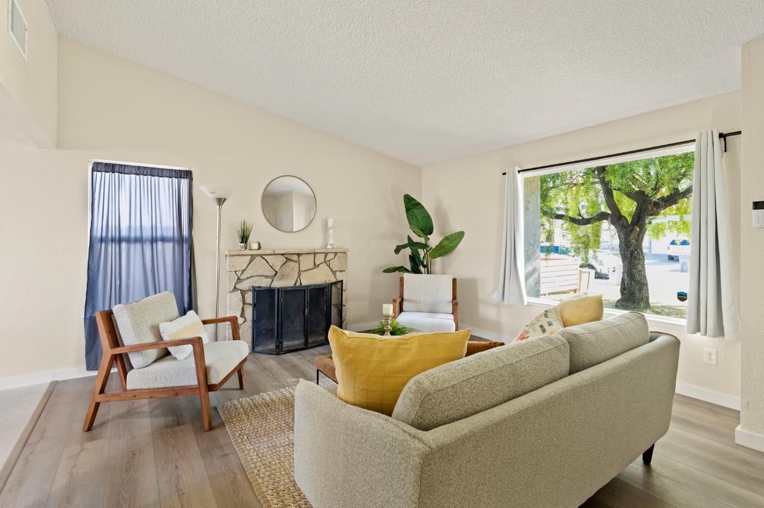 Detail Gallery Image 4 of 18 For 2911 Baronet Way, Sacramento,  CA 95833 - 3 Beds | 2 Baths