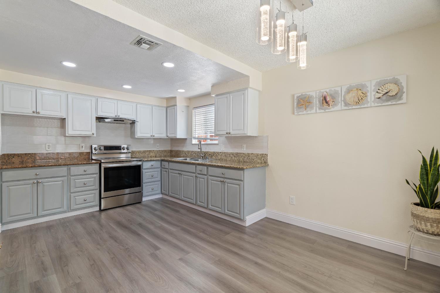 Detail Gallery Image 23 of 34 For 8200 Cottonfield Way, Sacramento,  CA 95828 - 3 Beds | 2 Baths