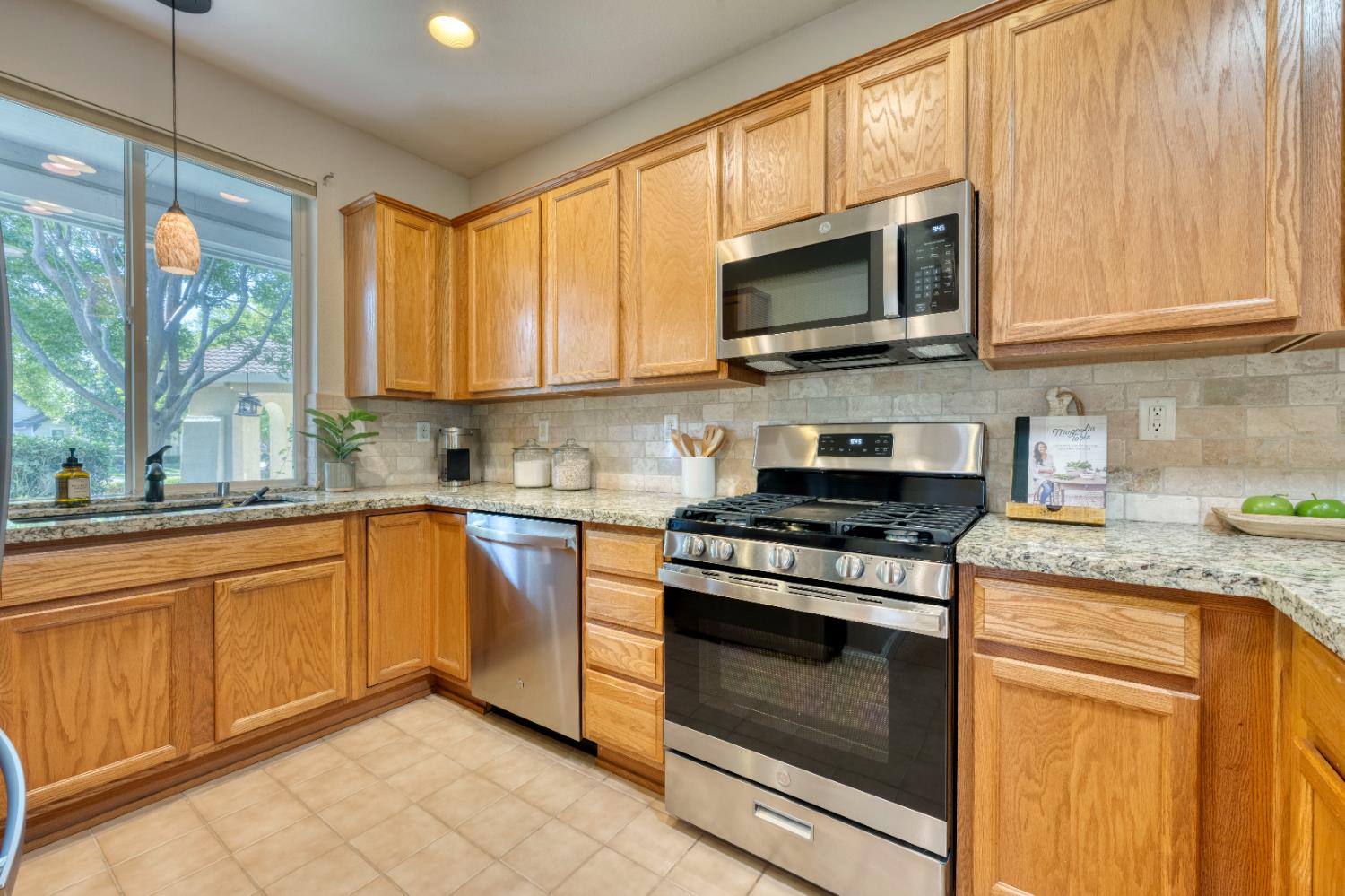 Detail Gallery Image 4 of 26 For 311 Pelican Bay Cir, Sacramento,  CA 95835 - 2 Beds | 2 Baths