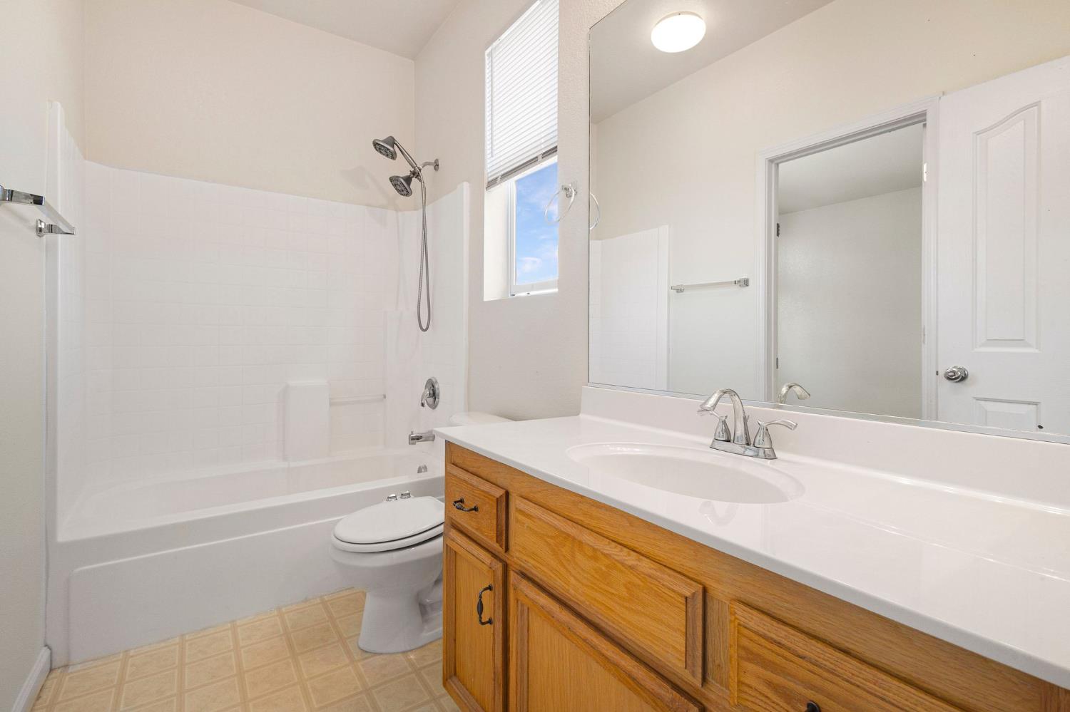 Detail Gallery Image 31 of 51 For 1637 Dreamy Way, Sacramento,  CA 95835 - 3 Beds | 3 Baths