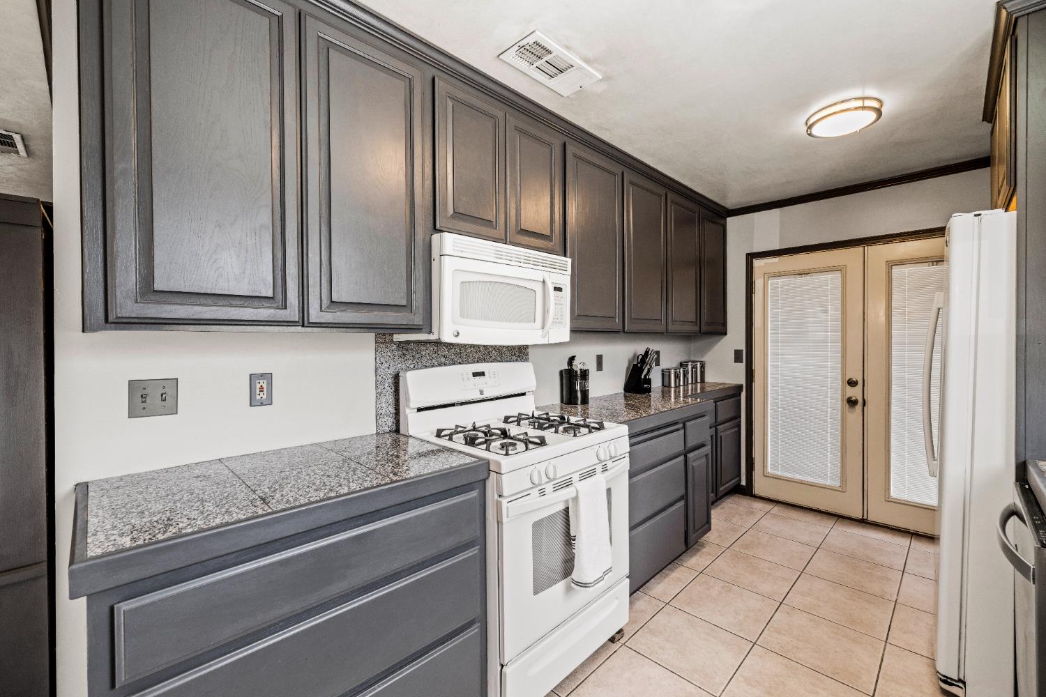 Detail Gallery Image 12 of 19 For 5956 York Glen, Sacramento,  CA 95842 - 3 Beds | 1 Baths