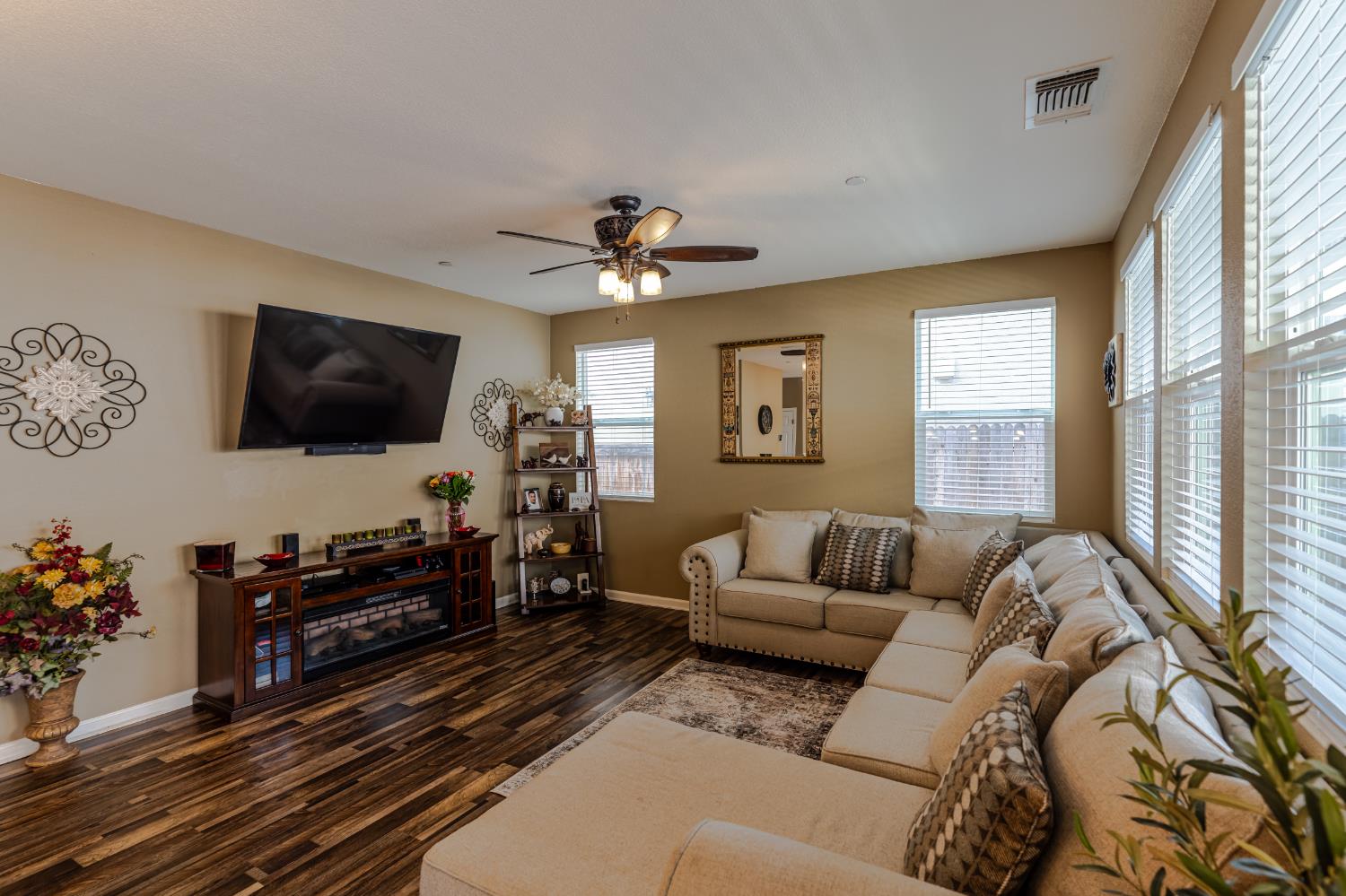 Detail Gallery Image 10 of 52 For 5271 Cloud Crest Way, Sacramento,  CA 95835 - 3 Beds | 2/1 Baths