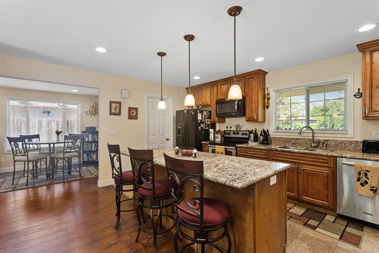Detail Gallery Image 4 of 29 For 3136 Chelsea Rd, Sacramento,  CA 95864 - 4 Beds | 2 Baths