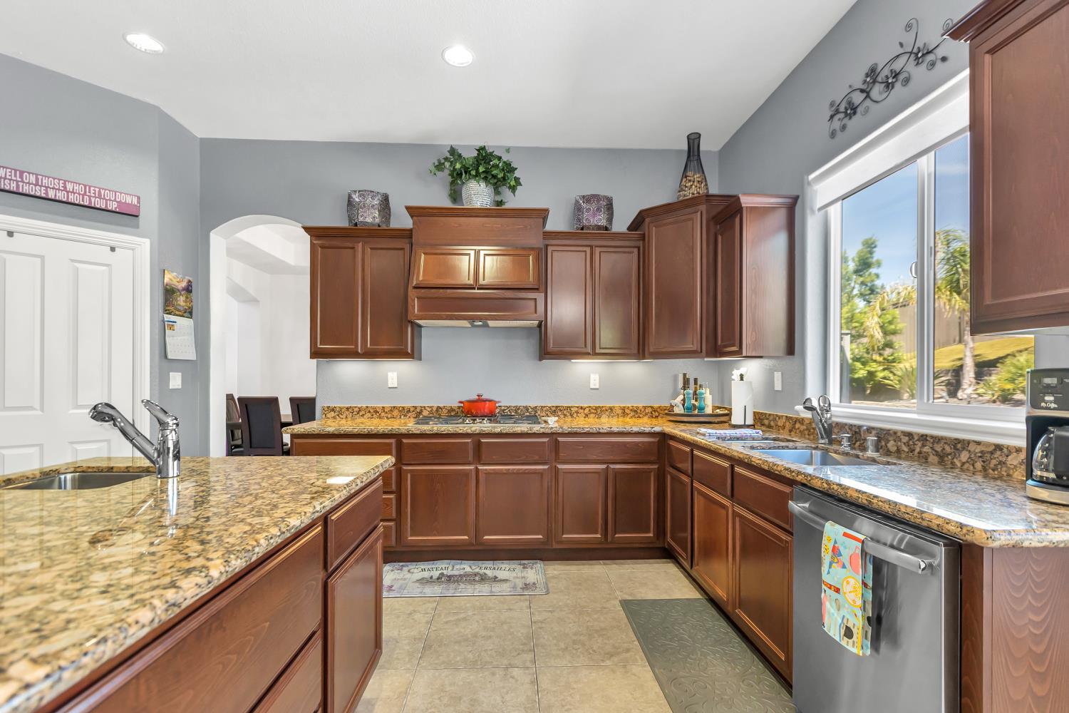 Detail Gallery Image 17 of 76 For 8530 Mandorla Cir, Orangevale,  CA 95662 - 4 Beds | 3/1 Baths