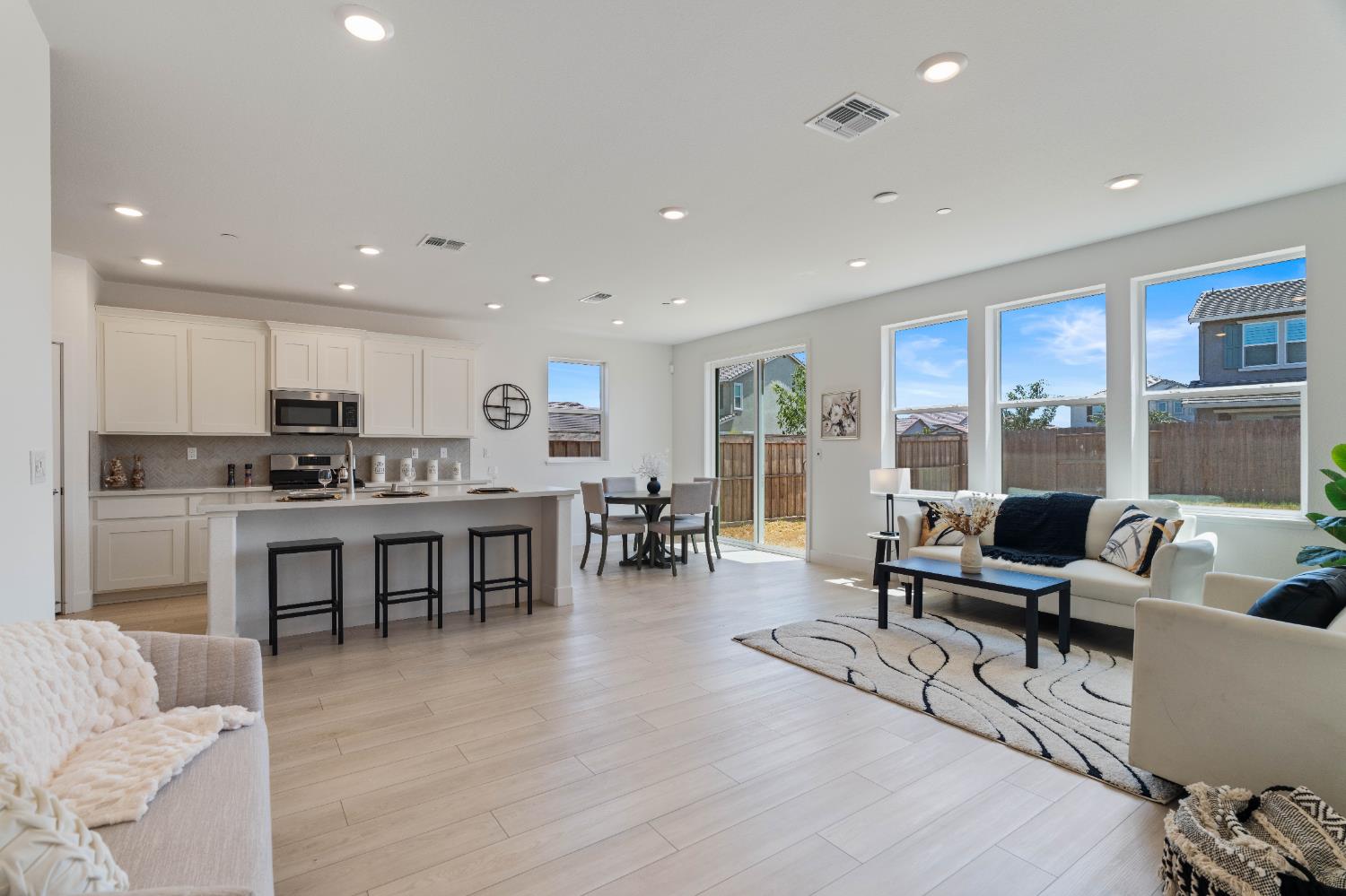 Detail Gallery Image 13 of 46 For 8358 Akino Ct, Elk Grove,  CA 95757 - 4 Beds | 3/1 Baths