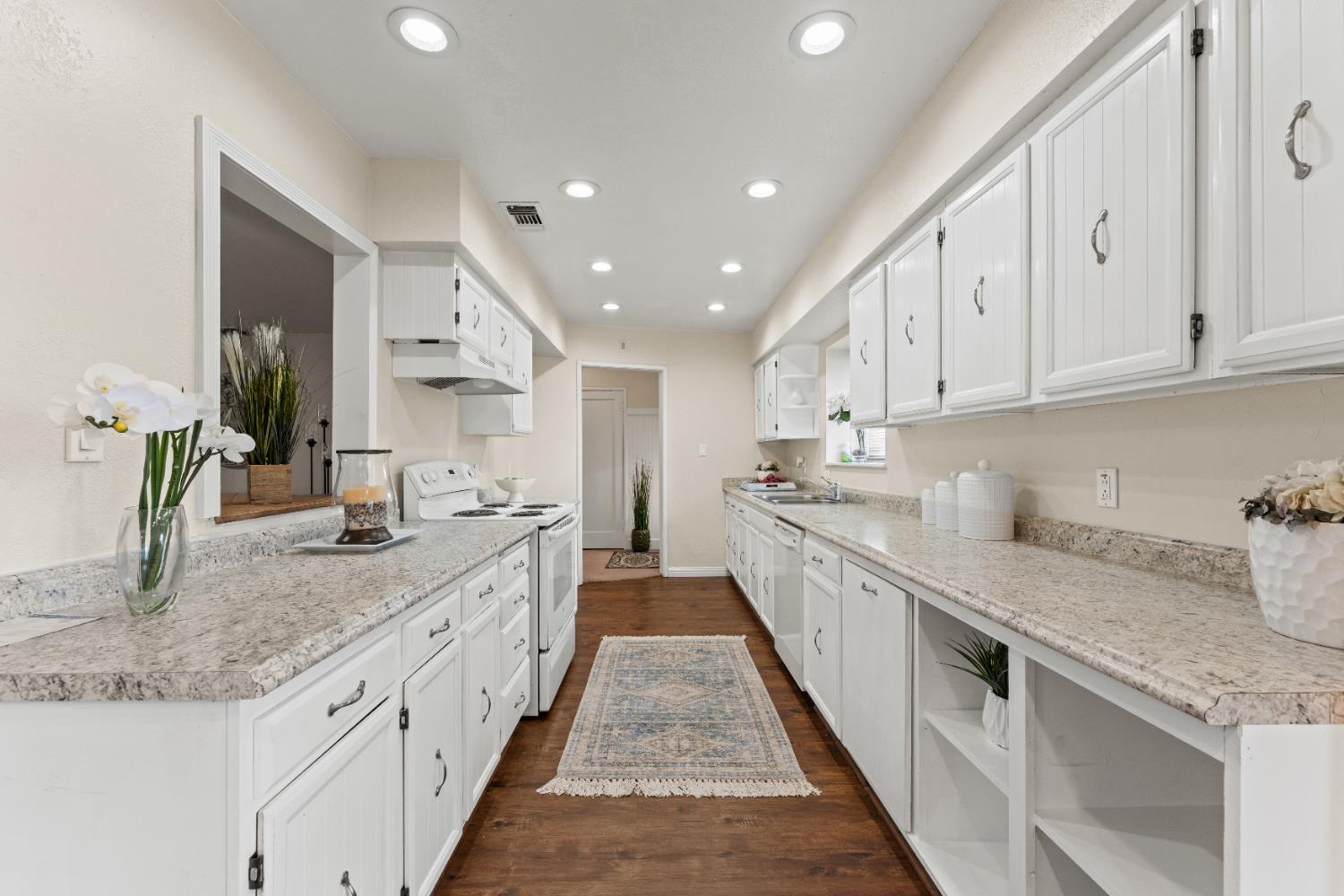Detail Gallery Image 5 of 23 For 1325 Glenwood Rd, Sacramento,  CA 95864 - 3 Beds | 2 Baths
