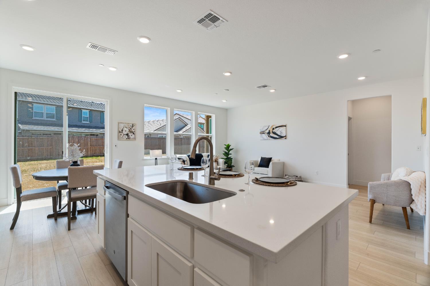 Detail Gallery Image 10 of 46 For 8358 Akino Ct, Elk Grove,  CA 95757 - 4 Beds | 3/1 Baths