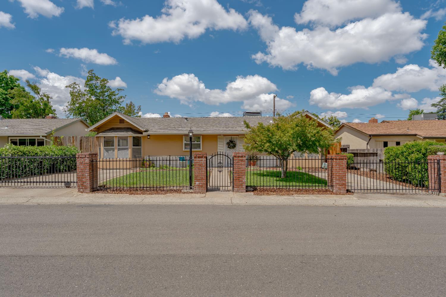 Detail Gallery Image 1 of 23 For 1325 Glenwood Rd, Sacramento,  CA 95864 - 3 Beds | 2 Baths