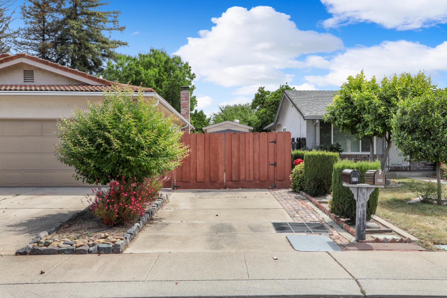 Detail Gallery Image 4 of 38 For 678 Emerald Pl, Manteca,  CA 95336 - 3 Beds | 2 Baths