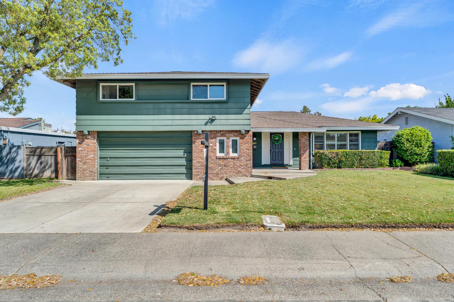 Detail Gallery Image 1 of 48 For 90 Parklite Cir, Sacramento,  CA 95831 - 4 Beds | 2/1 Baths