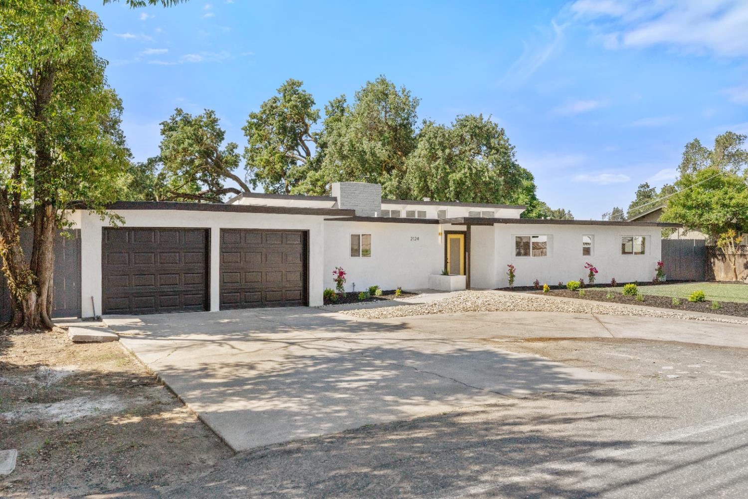 Detail Gallery Image 1 of 40 For 2124 Scenic Dr, Modesto,  CA 95355 - 4 Beds | 3/1 Baths