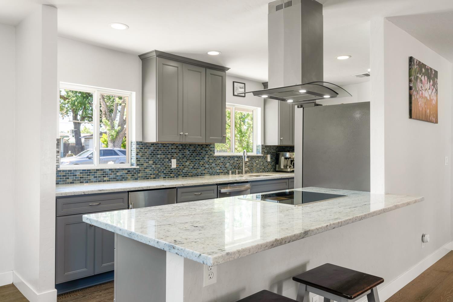 Detail Gallery Image 2 of 38 For 1136 Hampton Rd, Sacramento,  CA 95864 - 3 Beds | 1 Baths