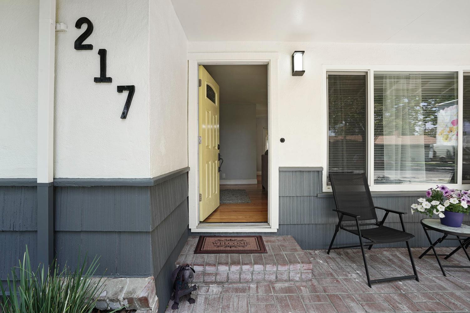 Detail Gallery Image 5 of 34 For 217 E Mayfair Ave, Stockton,  CA 95207 - 3 Beds | 2 Baths