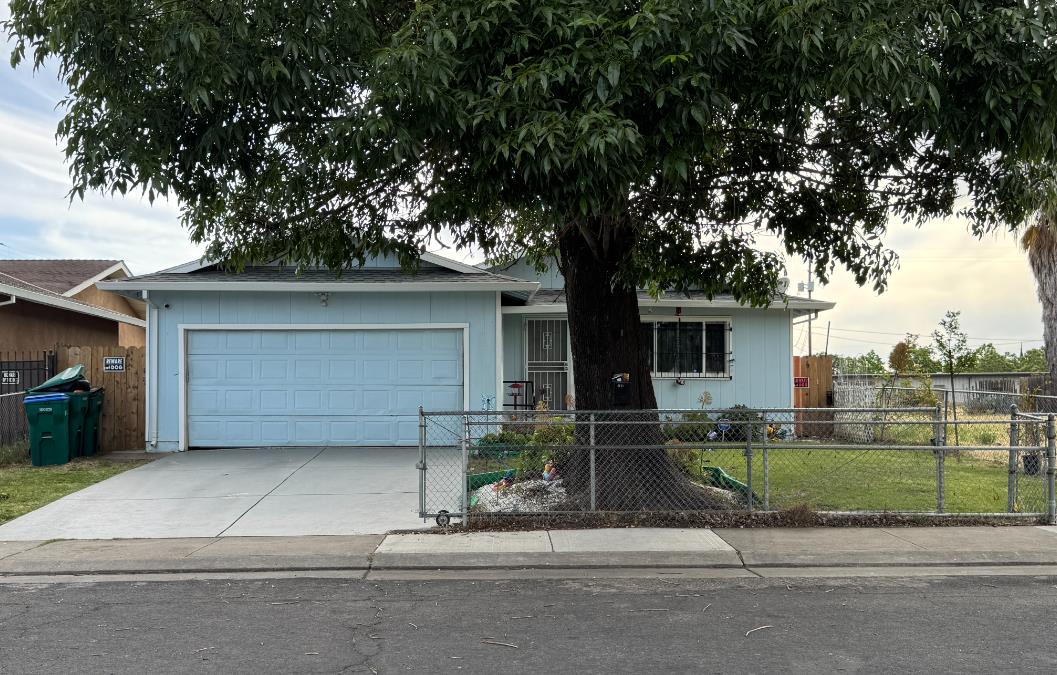 Detail Gallery Image 1 of 27 For 2131 S Sacramento St, Stockton,  CA 95206 - 3 Beds | 1/1 Baths