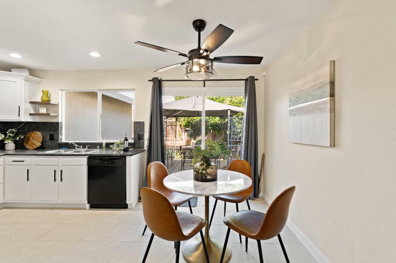 Detail Gallery Image 6 of 18 For 2911 Baronet Way, Sacramento,  CA 95833 - 3 Beds | 2 Baths