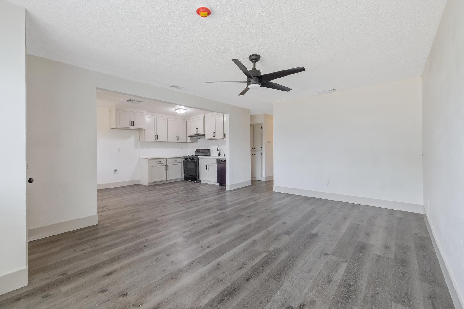Detail Gallery Image 7 of 32 For 10141 Haven Ln, Hanford,  CA 93230 - 3 Beds | 2 Baths