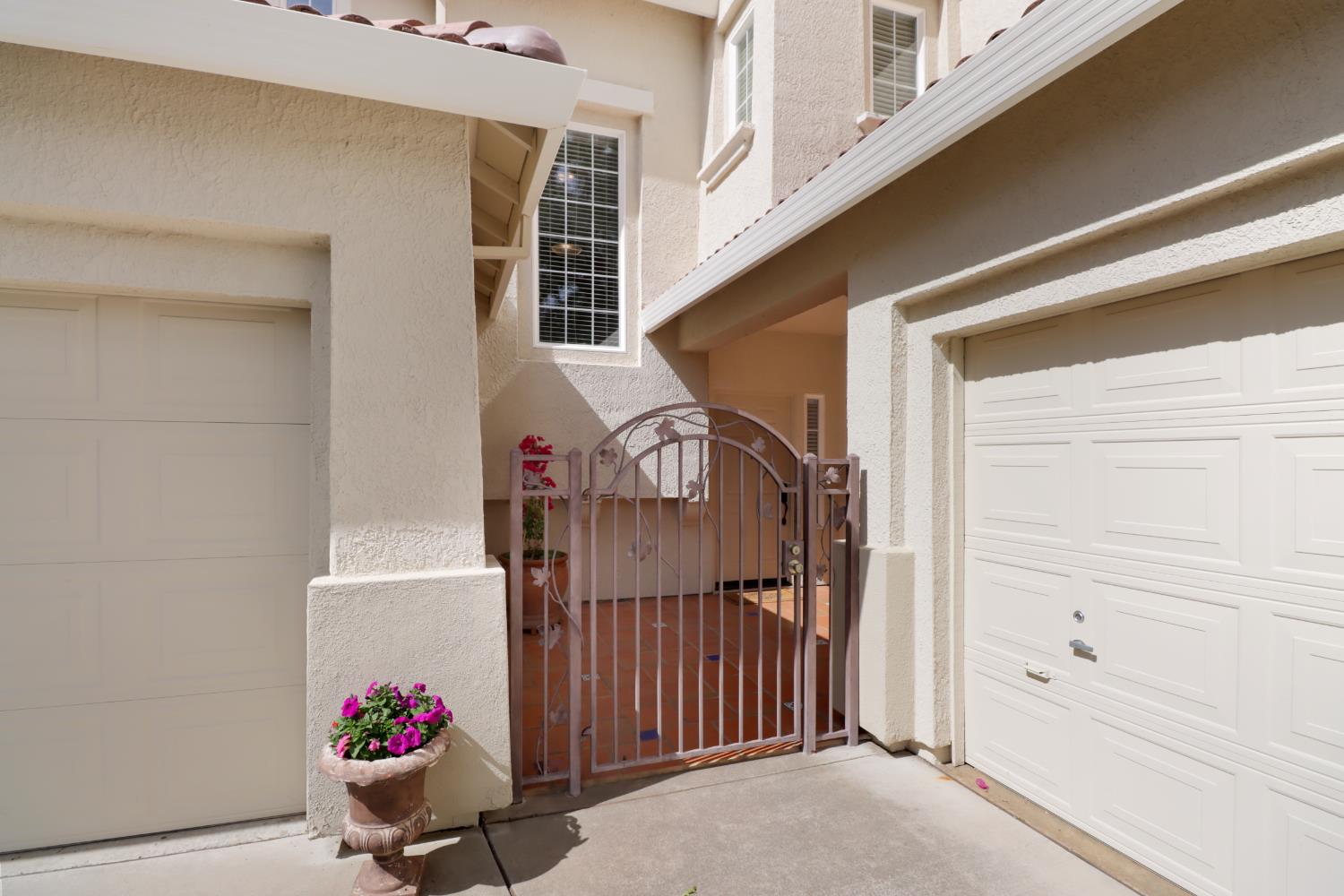 Detail Gallery Image 3 of 72 For 2049 Riggs Ave, Sacramento,  CA 95835 - 5 Beds | 3 Baths