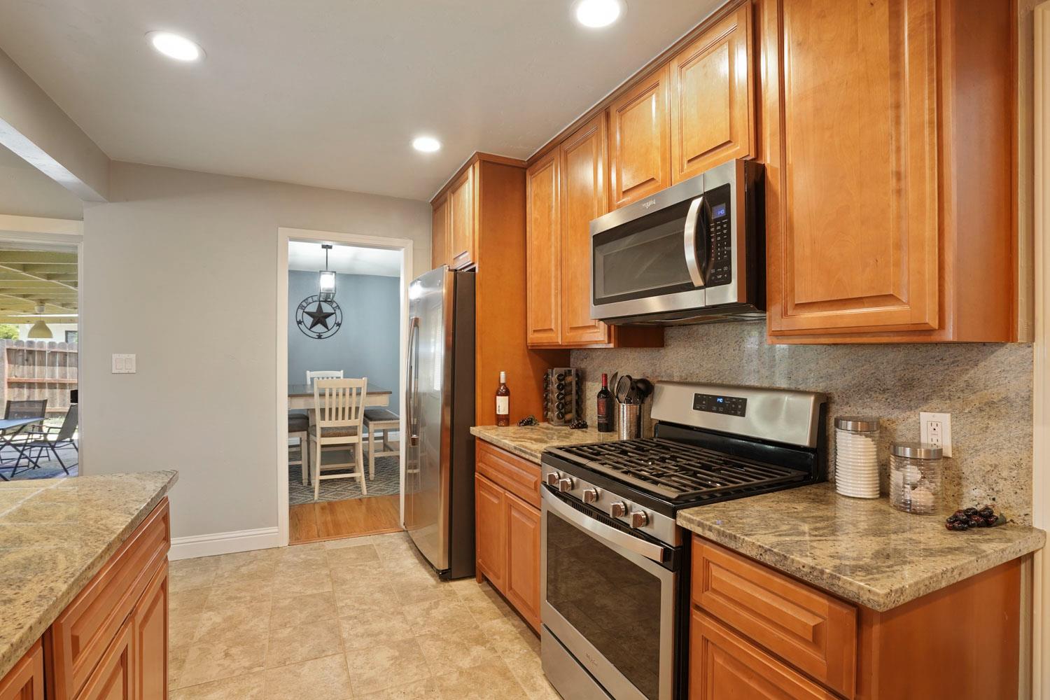 Detail Gallery Image 14 of 34 For 217 E Mayfair Ave, Stockton,  CA 95207 - 3 Beds | 2 Baths