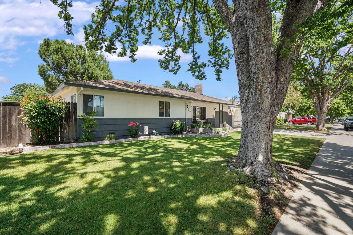 Detail Gallery Image 4 of 34 For 217 E Mayfair Ave, Stockton,  CA 95207 - 3 Beds | 2 Baths
