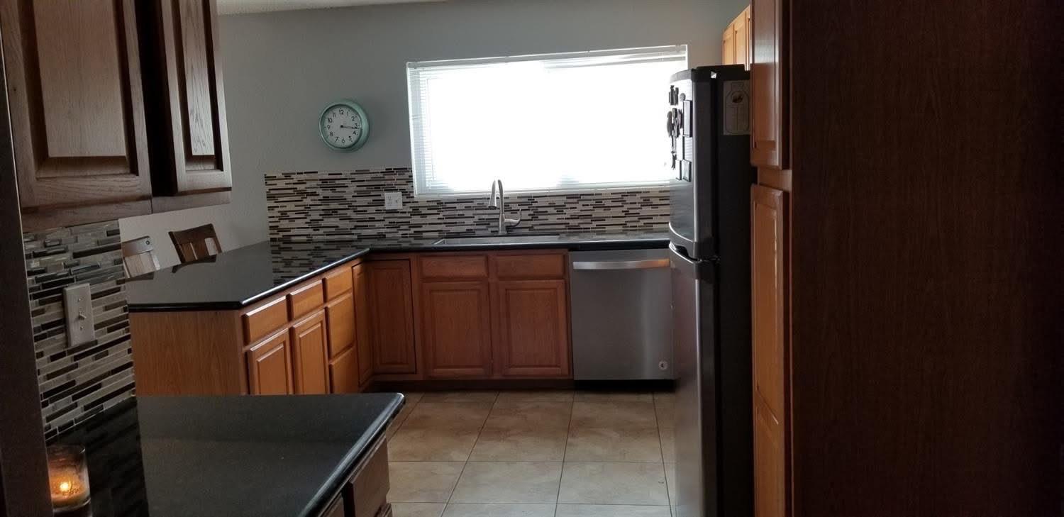 Detail Gallery Image 5 of 14 For 220 Hacienda, Woodland,  CA 95695 - 3 Beds | 2 Baths