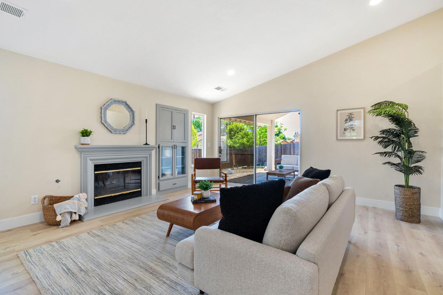 Detail Gallery Image 7 of 23 For 6042 Bach Ct, Citrus Heights,  CA 95621 - 3 Beds | 2 Baths