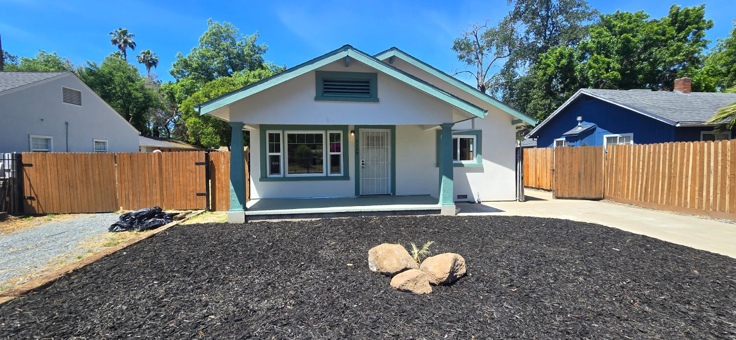 Detail Gallery Image 3 of 59 For 3129 Judah St, Sacramento,  CA 95815 - 2 Beds | 2 Baths