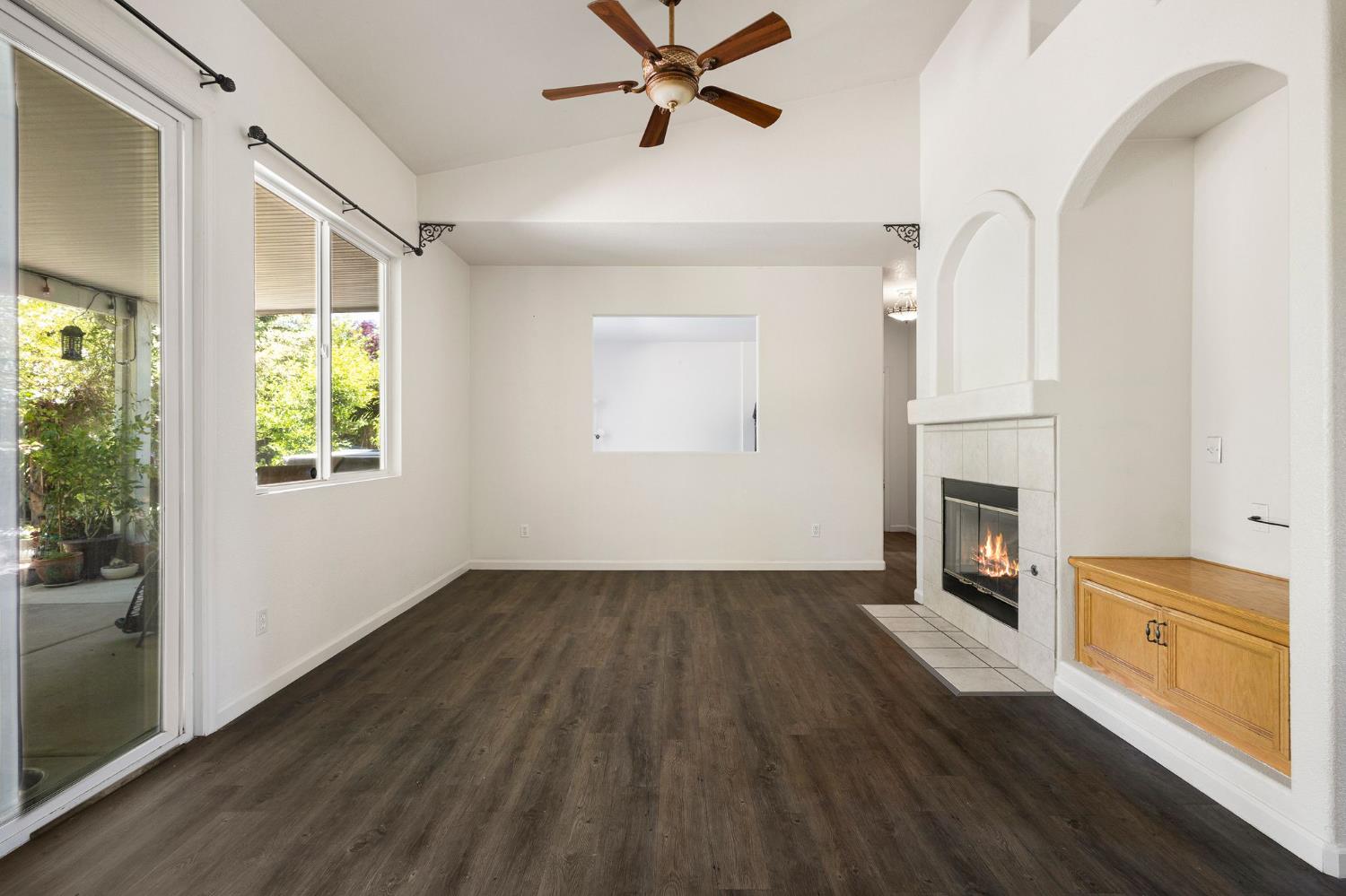 Detail Gallery Image 15 of 51 For 1637 Dreamy Way, Sacramento,  CA 95835 - 3 Beds | 3 Baths